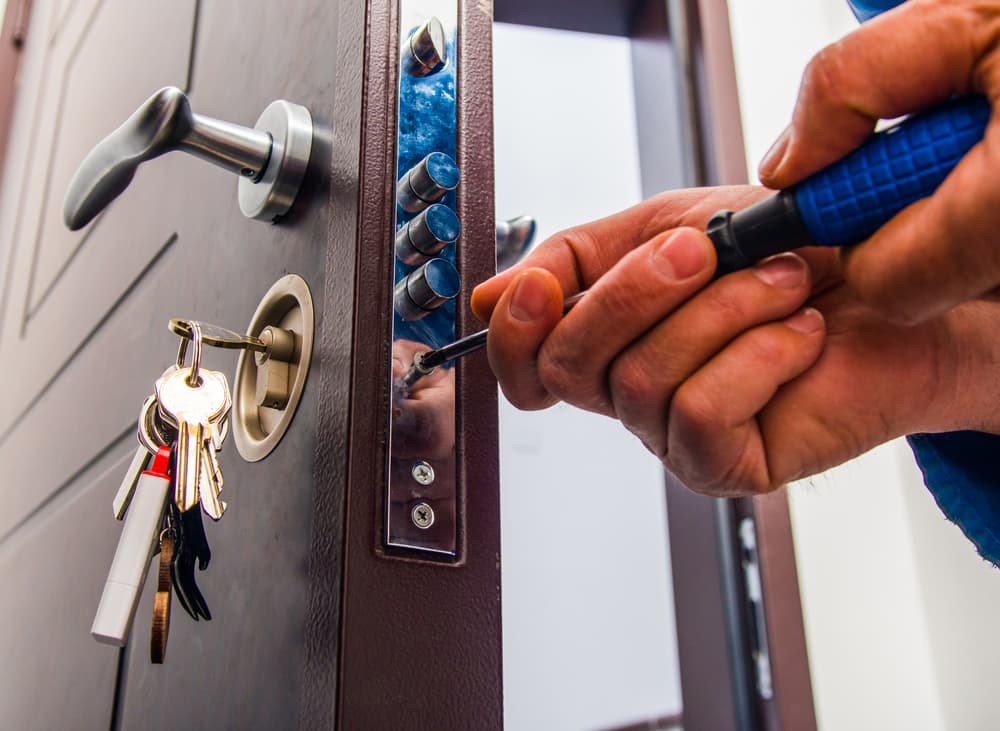 how to become a locksmith in america