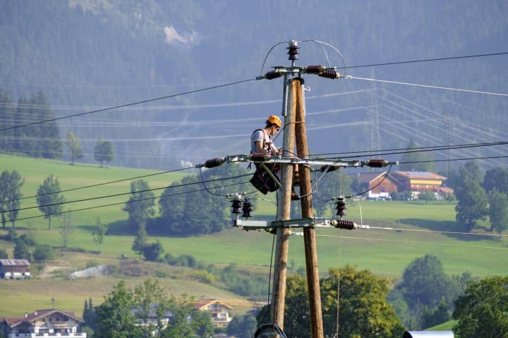 what is a lineman what does a lineworker do what is a lineman what does a lineworker do